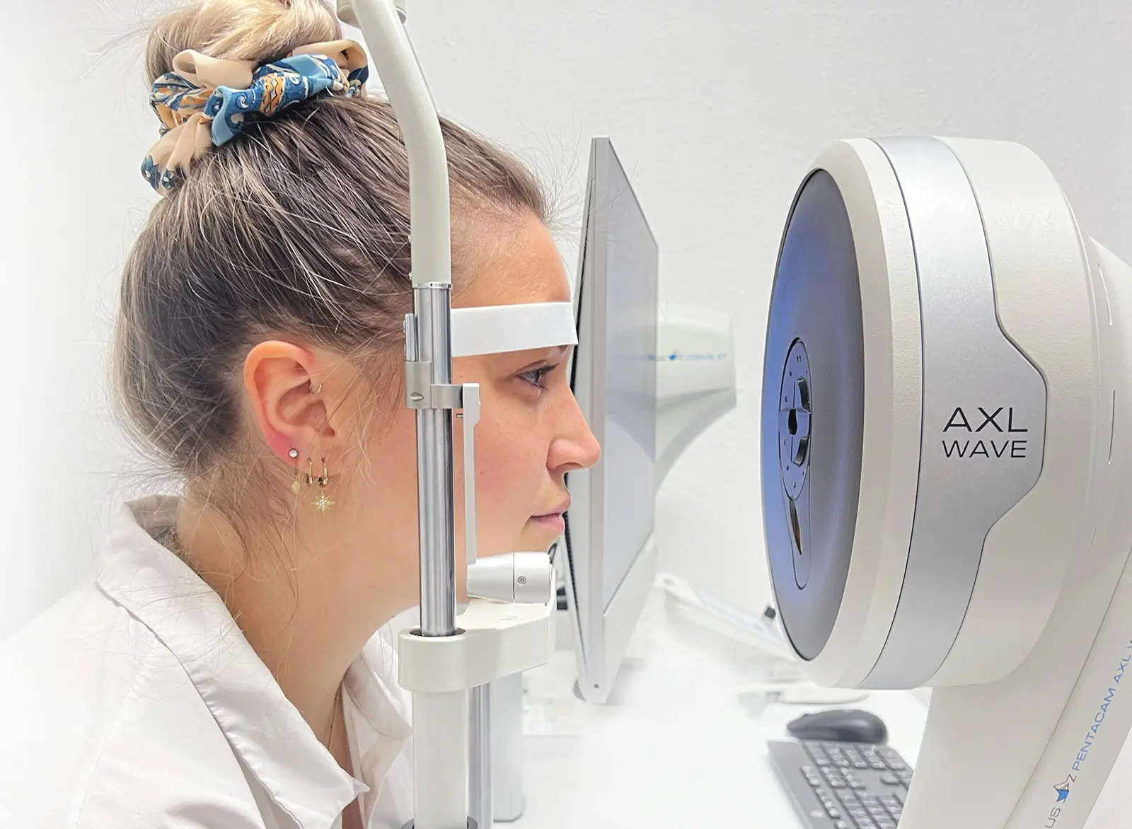 Patientin schaut in eine Pentacam