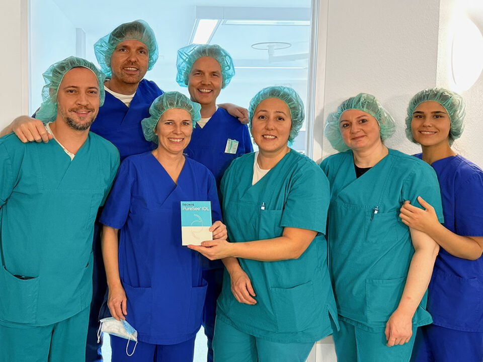 Newsbild zeigt das OP-Team welches eine Intraokularlinse erfolgreich implantiert hat