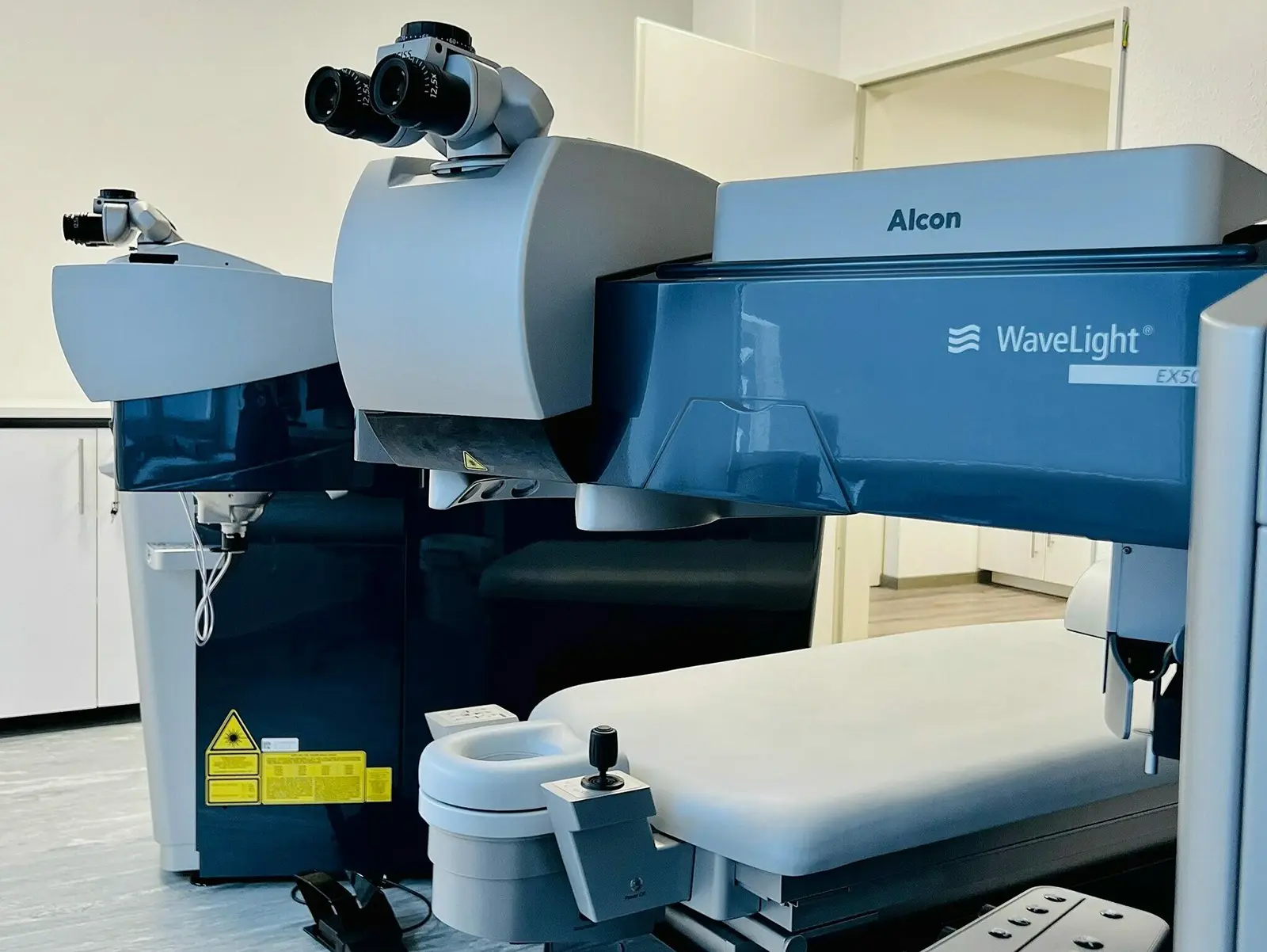 Seitliches Foto eines Alcon Wavelight EX500 LasergerÀtes